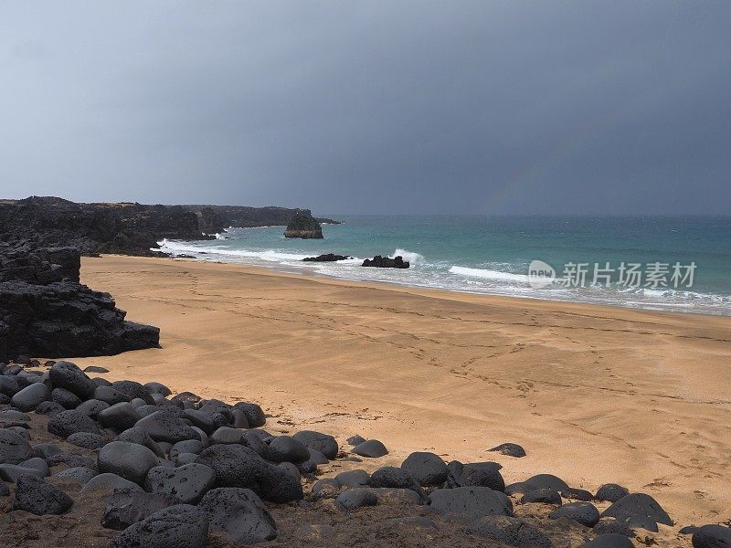 the golden beach of Skardsvík